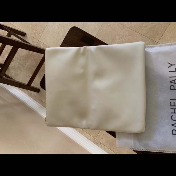 Clutch - Picture 2 of 4